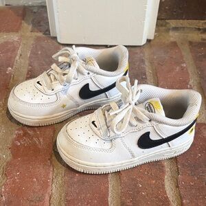 Nike Kids White and Black Sneakers with Yellow Accents Size 8C